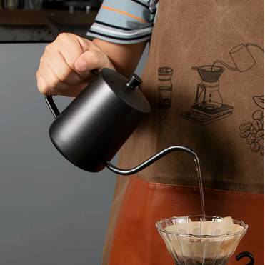 Bouilloire inox Précision Pro verse eau sur café