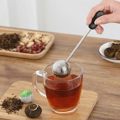 Boule à thé Filtration Parfaite noir sur tasse transparente
