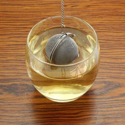 Boule pour le thé Inox Premium dans verre d'eau