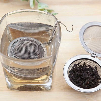 Boule pour le thé Inox Premium infuse dans verre d'eau