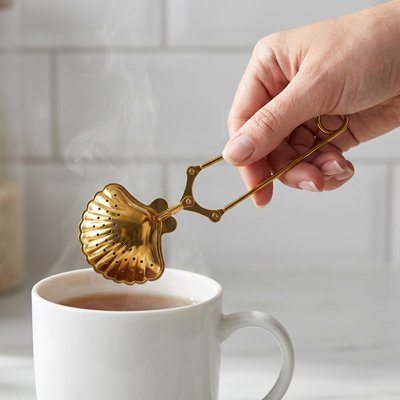 Boule pour thé -  Écolo Or - au dessus tasse