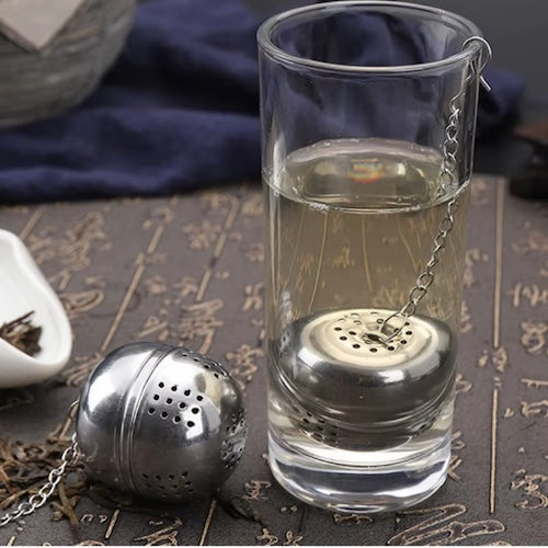 Boule thé Sphère D'infusion dans un verre d'eau