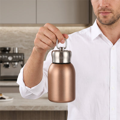 Bouteille isothermique Therma homme tient bouteille devant lui
