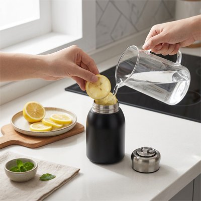 Bouteille isotherme ThermoX reçoit eau et citrons