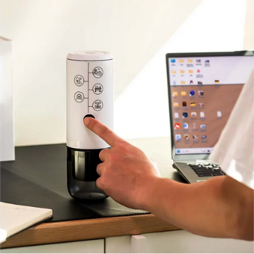 Café minute Saveurs Express sur bureau avec ordinateur