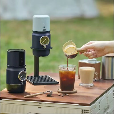 Café nomade Barista Voyageur sur table avec café