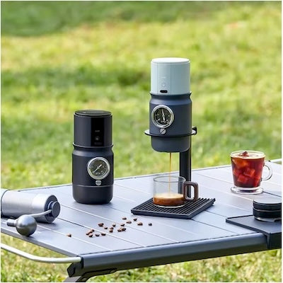 Café nomade Barista Voyageur coule café sur table extérieure