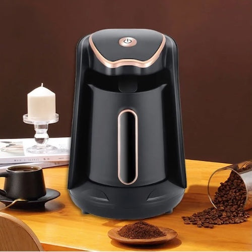 Café turc machine Cezve Prestige sur table avec grains de café