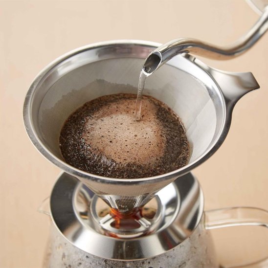 Café versé porte filtre café