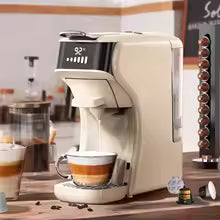 Cafetiere a capsules blanche verse café