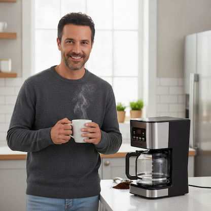 Cafetière à filtre Programmable honne tient sa tasse de thé devant la cafetière