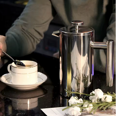 Cafetière à piston Arômes Authentiques avec tasse blanche