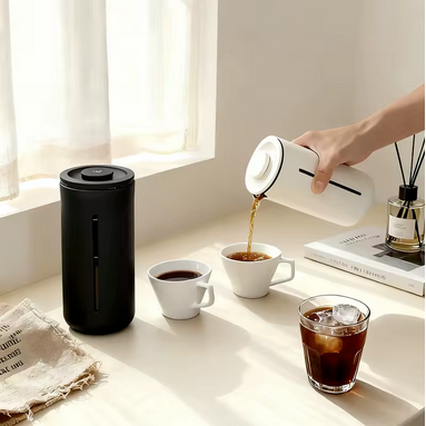 Cafetière a piston Saveurs Premium verse café dans deux tasses