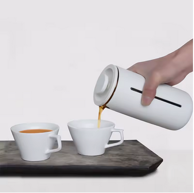 Cafetière a piston Timemore verse café