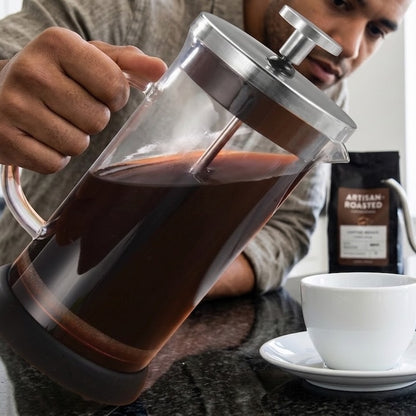 Cafetière a pistons Sublime café versé dans une tasse par un homme