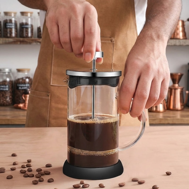 Cafetière a pistons Sublime homme presse le café