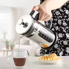 Cafetiere à pression verse café tasse transparente