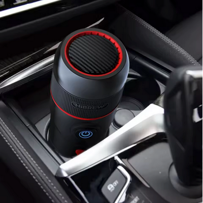 Cafetiere de poche Expresso Mobile dans console de voiture