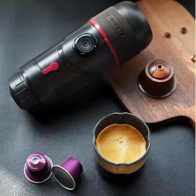 Cafetiere de poche Expresso Mobile sur planche avec capsules