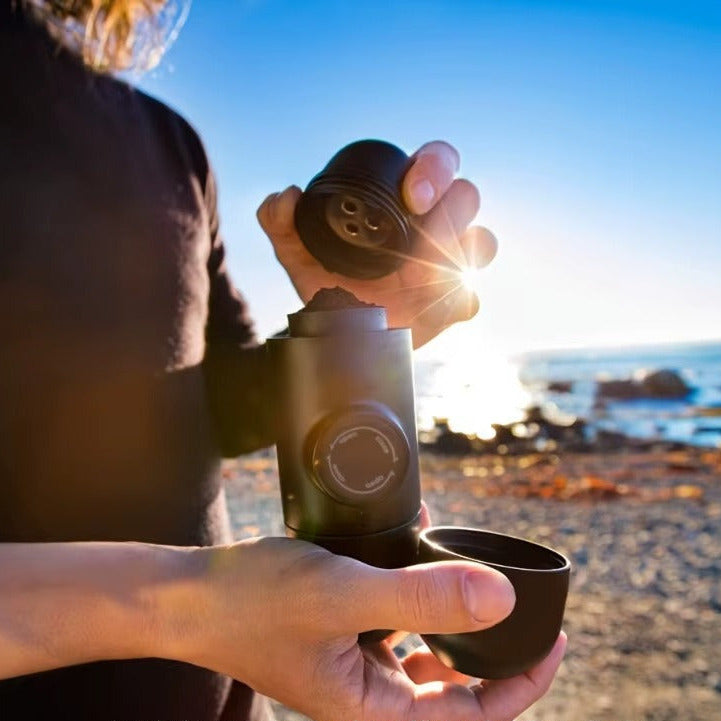 Cafetiere de voyage Espresso Minute au bord de mer