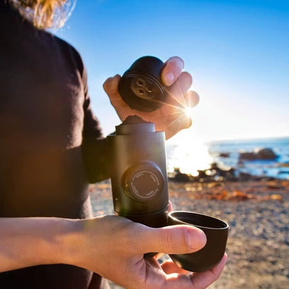 Cafetiere de voyage Espresso Minute au bord de mer