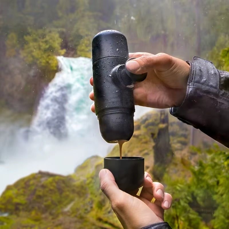 Cafetiere de voyage Espresso Minute près des chutes