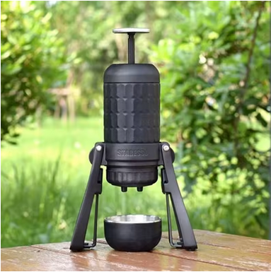 Cafetiere de voyage Pro Nomade sur table à l'extérieur
