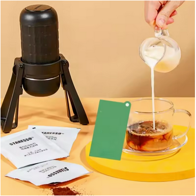 Cafetiere de voyage Pro Nomade sur table avec café et crème