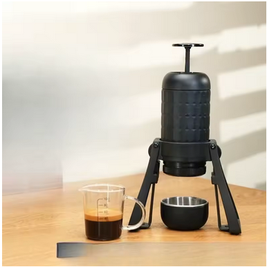 Cafetiere de voyage Pro Nomade sur table avec café