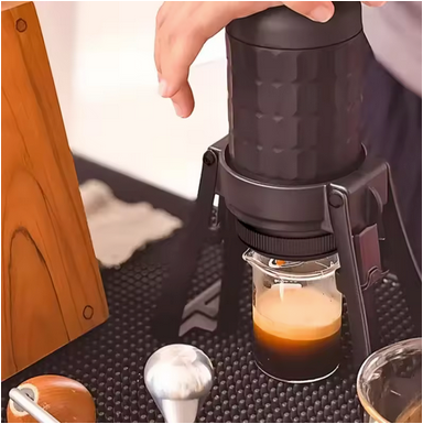 Cafetiere de voyage Pro Nomade verse café