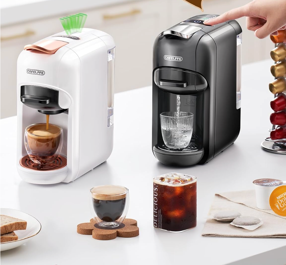 Deux cafetières dosette Express30 avec café et eau sur table - Mon Univers Thé et Café