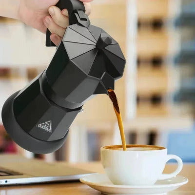 Cafetiere electrique italienne Authentic verse café dans tasse blanche