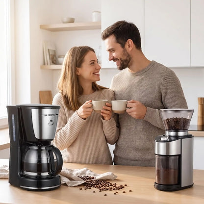 Cafetiere filtre Autobrew un couple se regarde en tenant un café