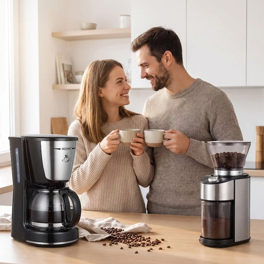 Cafetiere filtre Autobrew un couple se regarde en tenant un café