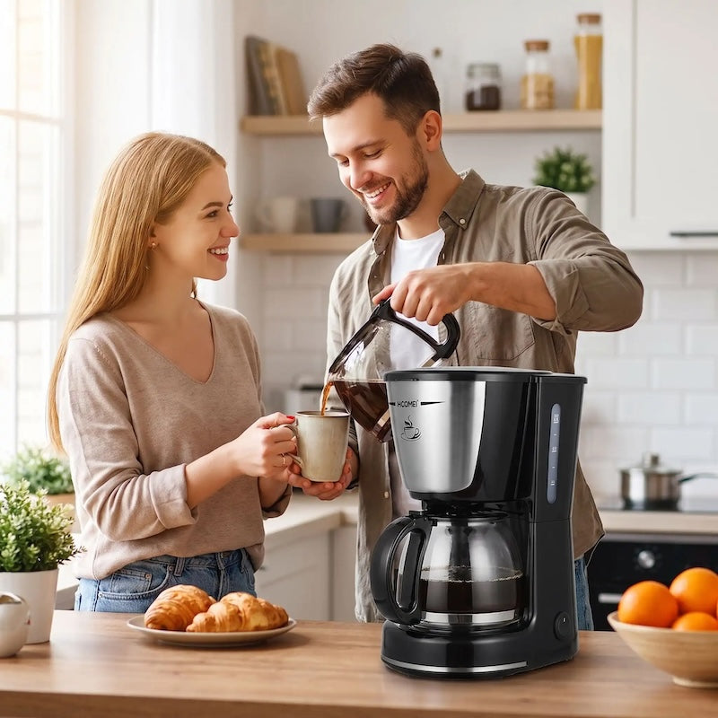 Cafetiere filtre Autobrew un homme verse jun café à sa femme