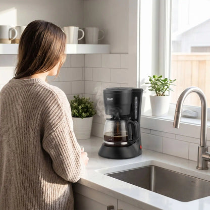 Cafetière filtre Filtre Premium femme devant cafetière