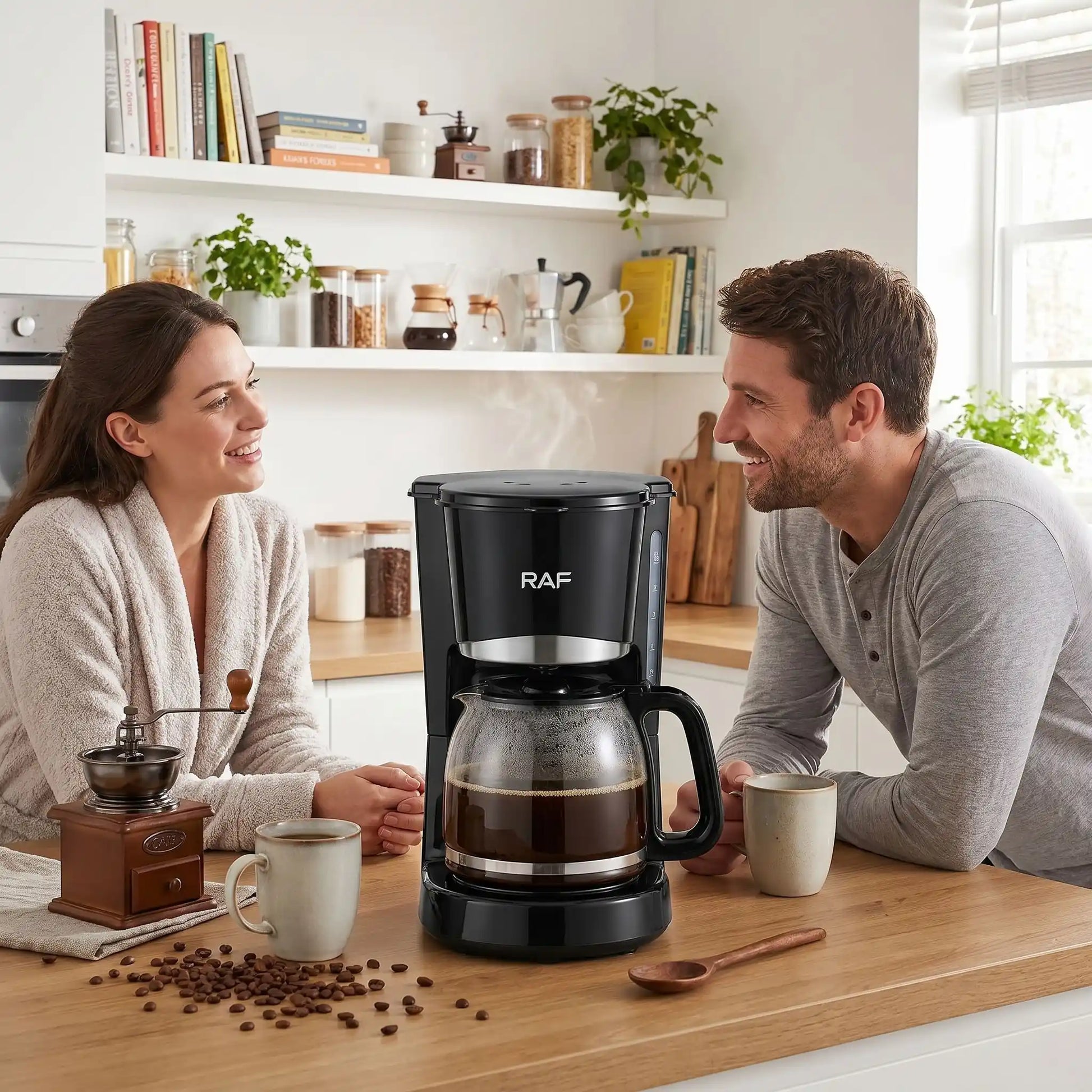 Cafetière filtre Filtre Premium avec café et couple buvant café