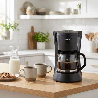 Cafetière filtre Filtre Premium sur comptoir avec tasses de café