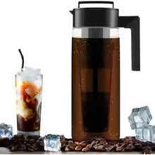Verres de café remplis et cafetière infusion à froid