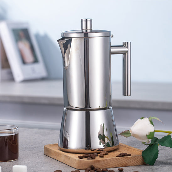Cafetière italienne à induction Diego sur planche de bois