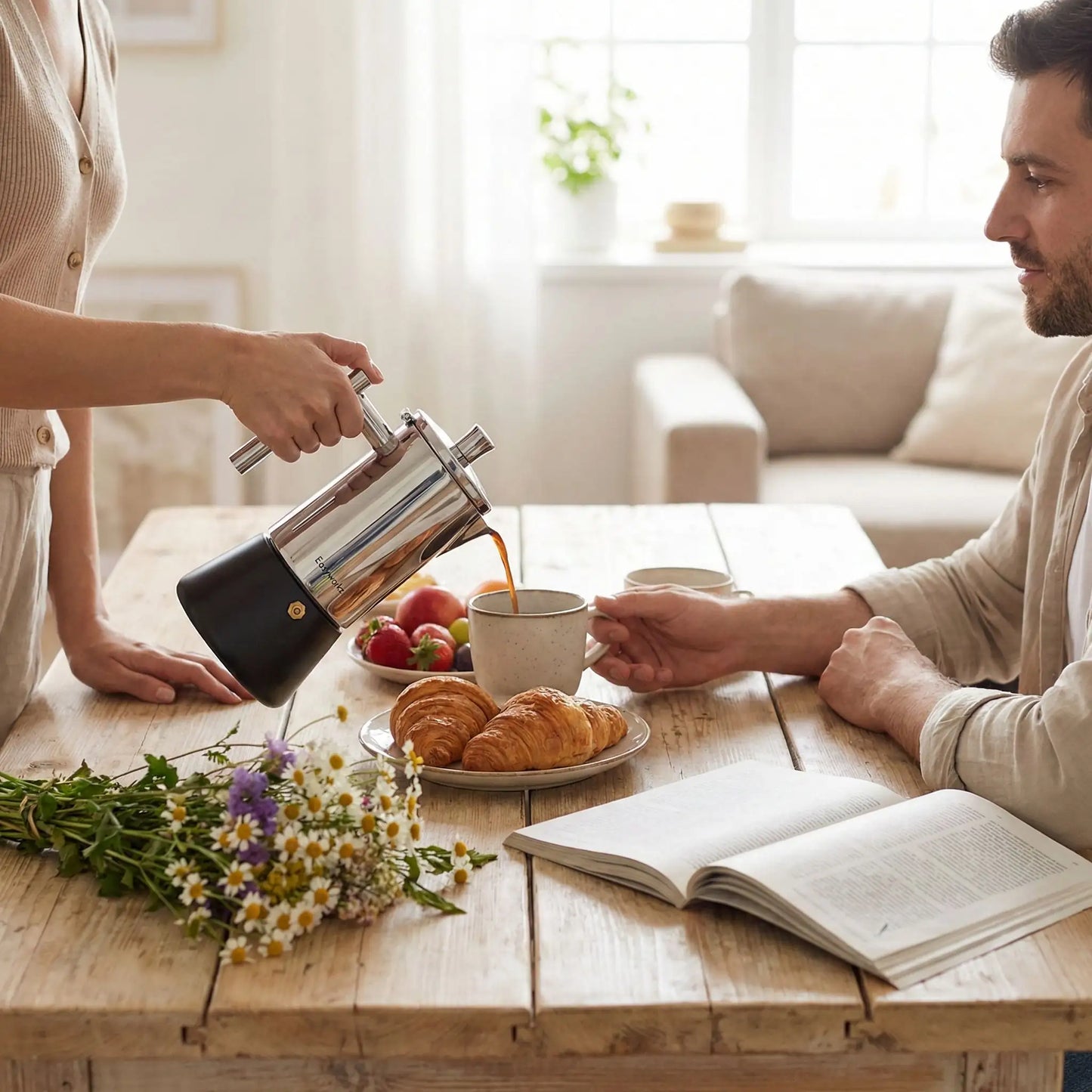 Cafetière italienne induction - Expresso Classic - femme verse café homme