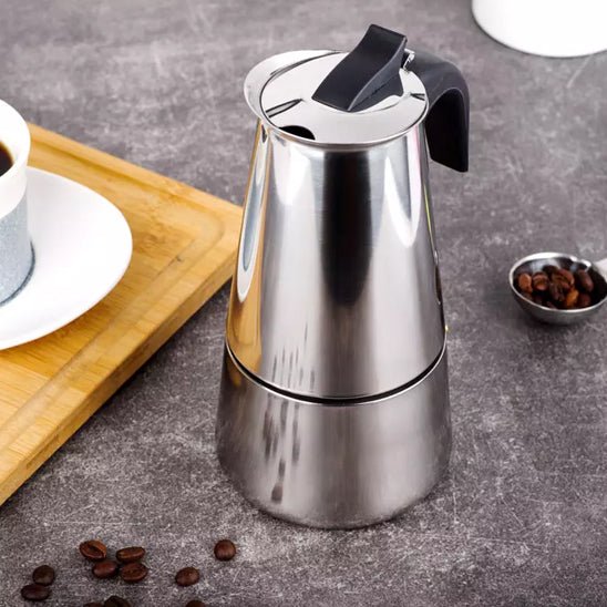 Cafetière Italienne induction MokaPerfect sur comptoir avec tasse blanche sur planche - Mon Univers Thé et Café