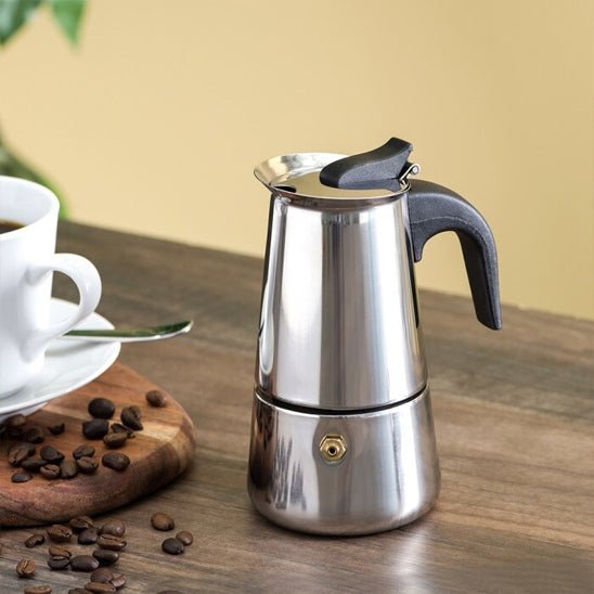 Cafetiere italienne induction MokaPerfect avec tasse blanche sur planche de bois
