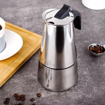 Cafetiere Italienne induction MokaPerfect sur comptoir avec tasse blanche sur planche