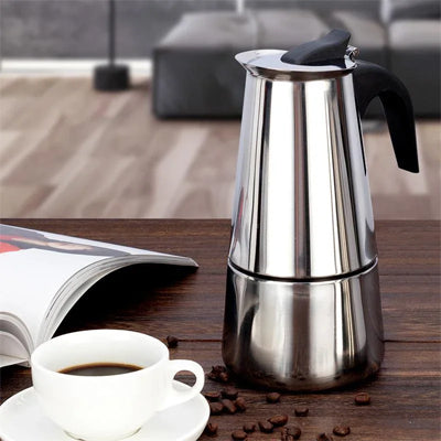 Cafetiere italienne induction MokaPerfect sur table avec tasse de café