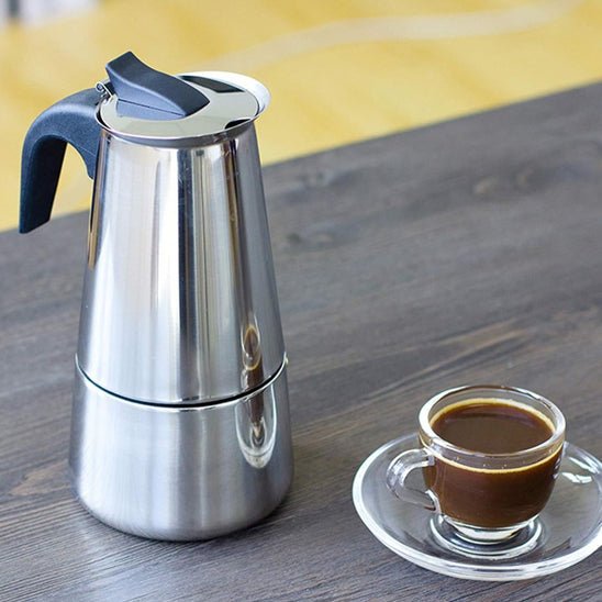 Cafetière italienne induction MokaPerfect avec tasse transparente sur table - Mon Univers Thé et Café