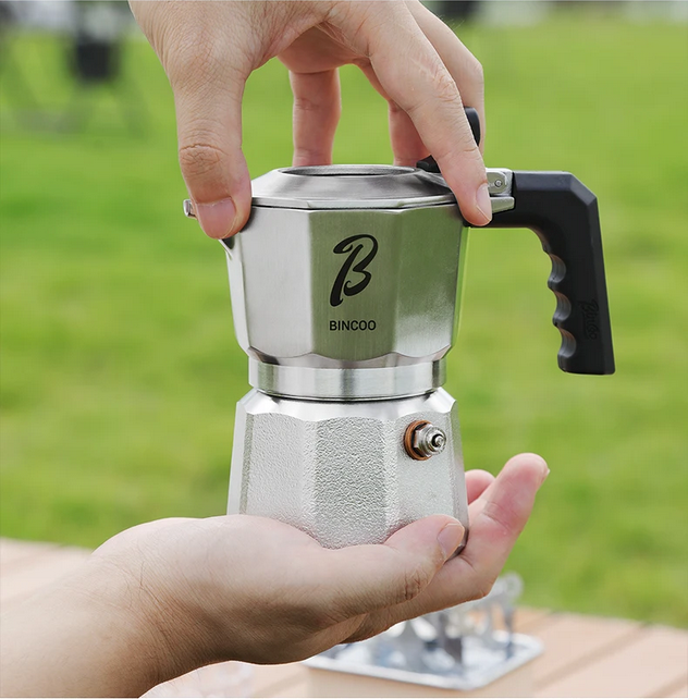 Cafetière italienne inox Bincoo en main