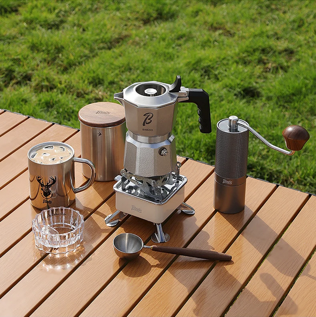 Cafetière italienne inox Bincoo sur table extérieure