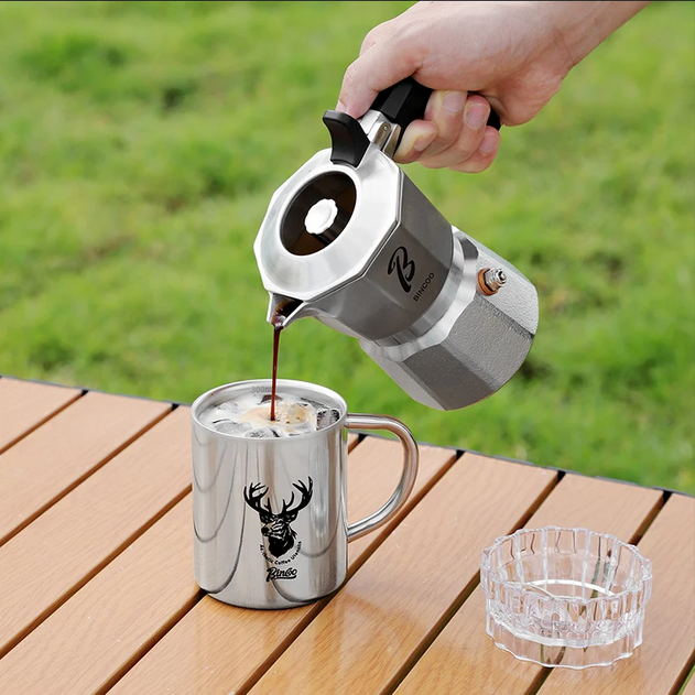 Cafetière italienne inox Bincoo verse café dans tasse