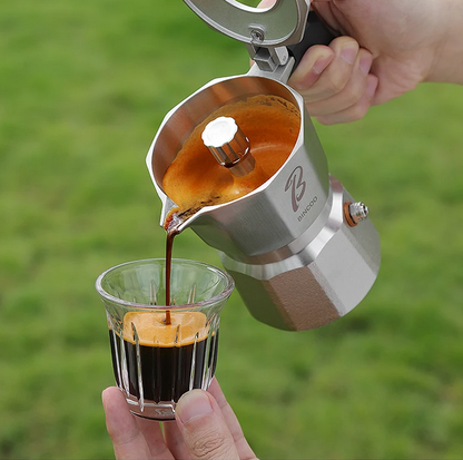 Cafetière italienne inox Bincoo verse café dans tasse